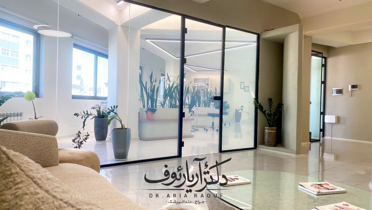 محیط آرام و مدرن کلینیک دندانپزشکی دکتر آریا رئوف، آماده برای رزرو نوبت آنلاین بیماران در تبریز.
