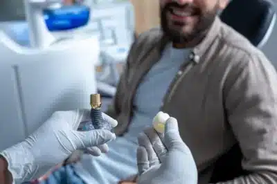 مشاوره شفاف دکتر رئوف با بیمار در مورد هزینه ایمپلنت دندان در تبریز و شرایط پرداخت اقساطی