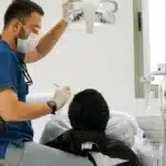 دکتر آریا رئوف در حال ارائه مشاوره تخصصی و طرح درمان به بیمار در کلینیک.