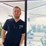دکتر آریا رئوف در حین انجام درمان‌های دقیق دندانپزشکی زیبایی با تمرکز بالا.
