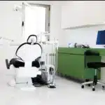 نمای نزدیک از نتیجه نهایی و طبیعی یک درمان لمینت سرامیکی در کلینیک ما.