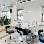 نمای بیرونی و ورودی کلینیک دندانپزشکی دکتر آریا رئوف در تبریز.