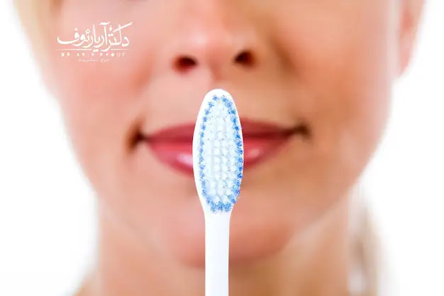 مجموعه‌ای از غذاهای مجاز در رژیم غذایی سفید پس از بلیچینگ دندان، شامل سینه مرغ، برنج سفید، گل کلم، ماست و شیر.