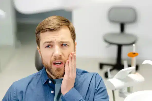 اینفوگرافیک علائم دندان قروچه (براکسیسم) در تبریز شامل سایش دندان، درد فک و سردرد