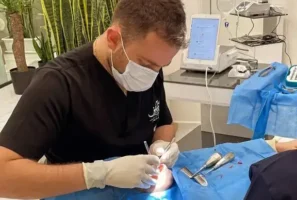 راهنمای شناخت ویژگی‌های بهترین متخصص ایمپلنت دندان در تبریز