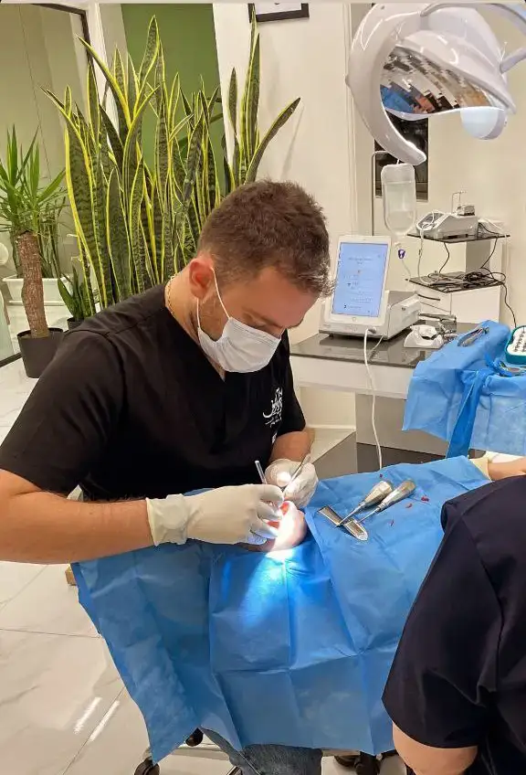 راهنمای شناخت ویژگی‌های بهترین متخصص ایمپلنت دندان در تبریز