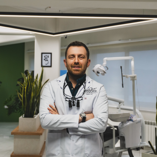 دکتر آریا رئوف، متخصص و جراح ایمپلنت در تبریز، در حال مشاوره با بیمار در کلینیک تخصصی خود.